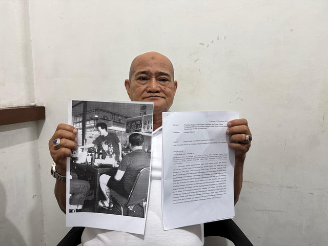 Syarifal, warga Pontianak menunjukan bukti laporan rumah makan Unyuk-unyuk Sedap Rasa. Foto: Dok. Istimewa