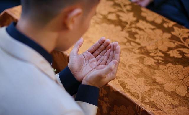 Seorang muslim berdoa meminta keberkahan dalam hidup. Foto: Pixabay