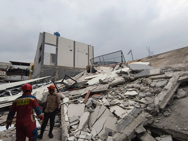 Bangunan parkir di Koja, Jakarta Utara ambruk pada Kamis (25/12/2025). Foto: Dok. BPBD