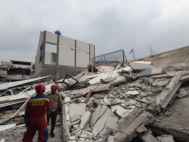 Bangunan parkir di Koja, Jakarta Utara ambruk pada Kamis (25/12/2025). Foto: Dok. BPBD