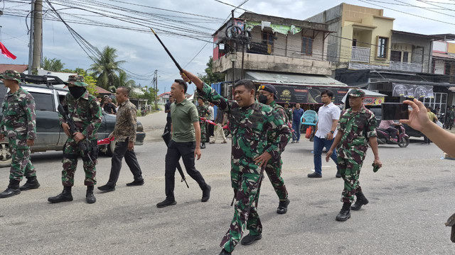 Danrem membubarkan masa aksi yang mengibarkan bendera GAM. Foto: Dok. Danrem 011/Lilawangsa