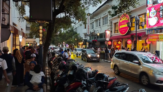 Suasana di Jalan Braga, Kota Bandung, saat libut Natal, Kamis (25/12/2025). Foto: kumparan
