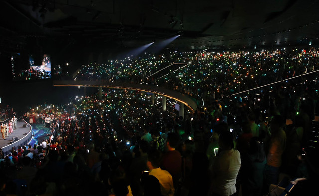 Suasana ribuan Jemaat Gereja Mawar Sharon saat menyalakan flashlight untuk perayaan Natal di GMS Pakuwon Mall Surabaya, Kamis (25/12/2025).FOTO:DIPTA WAHYU