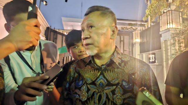 Menko Bidang Pangan, Zulkifli Hasan, di kediaman Menteri Perumahan dan Kawasan Permukiman Maruarar Sirait di Jakarta Pusat, Kamis (25/12/2025) malam. Foto: Muhammad Fhandra Hardiyon/kumparan