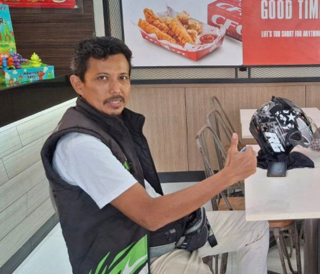 Arif Sispriyanto (47) telah menjadi driver ojol sejak 2018. Pekerjaan ini ia jalani dengan rasa syukur untuk menghidupi keluarga dan membantu sesama. (Foto: Dokumen Pribadi)