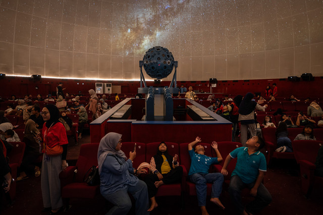 Pengunjung menyaksikan pertunjukkan simulasi langit di Planetarium Taman Ismail Marzuki (TIM), Cikini, Jakarta, Kamis (25/12/2025). Foto: Bayu Pratama S/ANTARA FOTO
