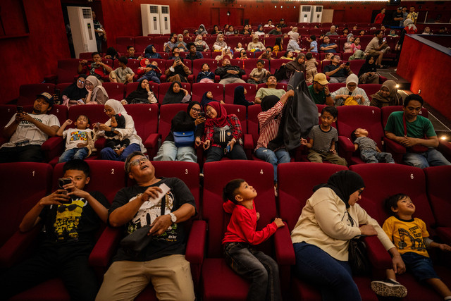 Pengunjung menyaksikan pertunjukkan simulasi langit di Planetarium Taman Ismail Marzuki (TIM), Cikini, Jakarta, Kamis (25/12/2025). Foto: Bayu Pratama S/ANTARA FOTO