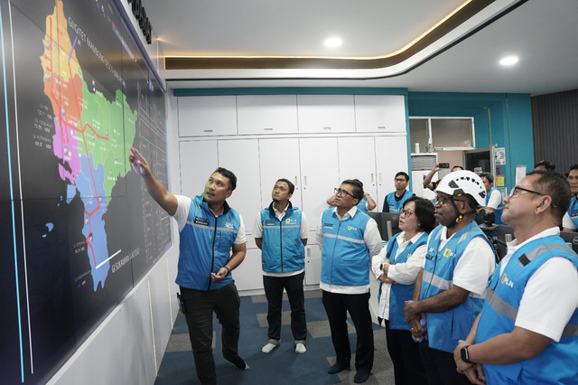 Direktur Perencanaan Korporat dan Pengembangan Bisnis PT PLN (Persero), Hartanto Wibowo (ketiga dari kiri), General Manager PLN UID Kalbar, Maria G.I Gunawan (ketiga dari kanan), General Manager UIP KLB, Susilo (pertama kanan), Senior Manager Distribusi, Salmon Kareth (kedua dari kanan), meninjau langsung sistem kelistrikan di Kalimantan Barat melalui PLN UP2D Kalbar dalam hal ini yang dipaparkan langsung oleh Manager UP2D Kalbar, Prsima Asmara Yudha (pertama kiri). Foto: Dok. PLN UID Kalbar