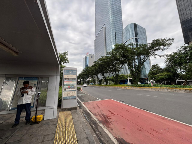 Kondisi lalu lintas di Jalan Sudirman, tepatnya di depan Halte Plaza Sentral, Jakarta Pusat, Jumat (26/12) pagi.  Foto: Amira Nada Fauziyyah/kumparan