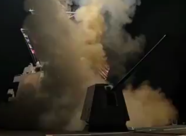 Kapal perang AS menembakkan senjata artileri ke Nigeria, 25/12/2025. Foto: X/@DeptofWar