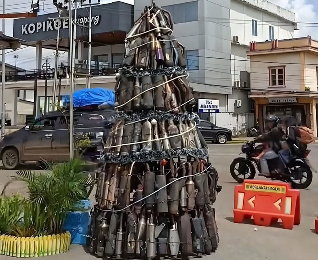 Satlantas Polres Ketapang menyulap ratusan knalpot brong menjadi pohon natal. Foto: Dok. Instagram @kalbar.update2025