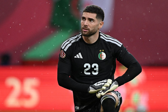 Kiper Timnas Algeria, Luca Zidane saat tampil di Stadion Moulay Hassan, Rabat (24/12/2025). Foto: GABRIEL BOUYS / AFP