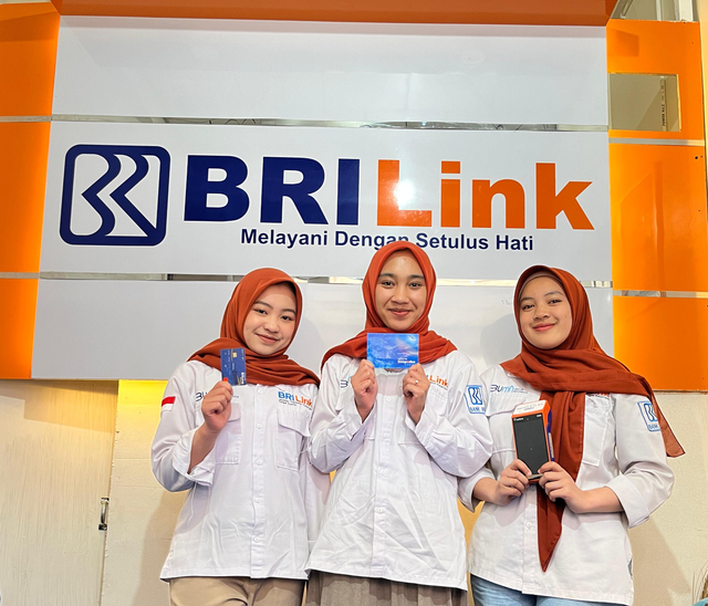 BRILink Agen milik ibu rumah tangga di Dusun Sidomulyo, Desa Pekasiran, Kecamatan Batur, Banjarnegara, Peni Prayekti berhasil membuka usaha dan menciptakan lapangan kerja. Foto: Dok. BRI