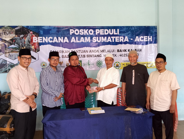 PCNU Sintang menyerahkan donasi untuk korban banjir Aceh-Sumatra. Foto: Dok. Istimewa