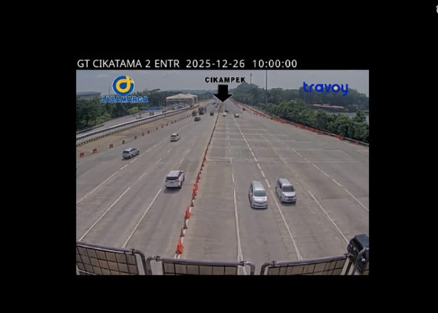 Kondisi gerbang Tol Cikampek saat libur natal pada Kamis (26/12/2025). Foto: Dok. CCTV Travoy Jasa Marga