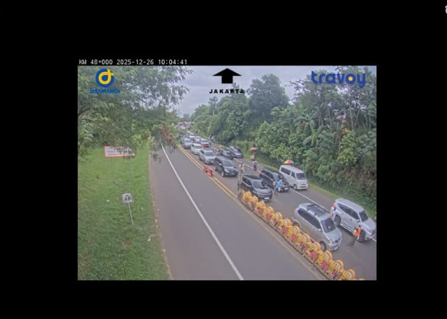 Kondisi lalin Gadog menuju Puncak Bogor saat libur natal pada Kamis (26/12/2025). Foto: Dok. CCTV Travoy Jasa Marga