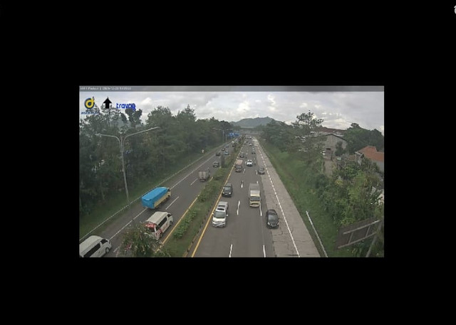 Kondisi lalin menuju Exit Tol Pasteur saat libur natal pada Kamis (26/12/2025). Foto: Dok. CCTV Travoy Jasa Marga