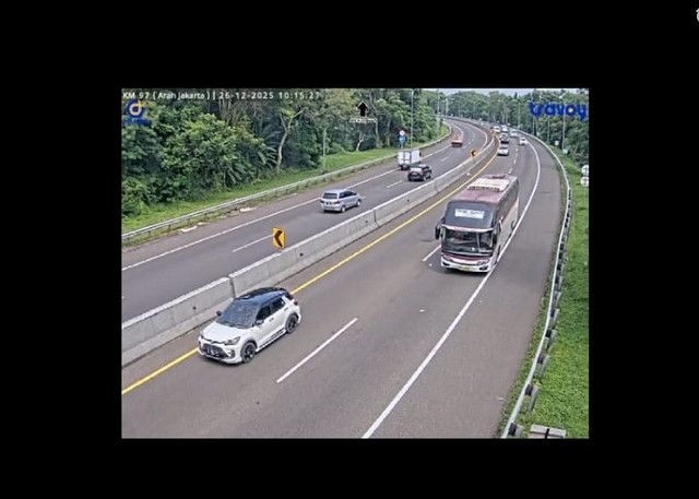 Kondisi lalin Tol Cipularang saat libur natal pada Kamis (26/12/2025). Foto: Dok. CCTV Travoy Jasa Marga