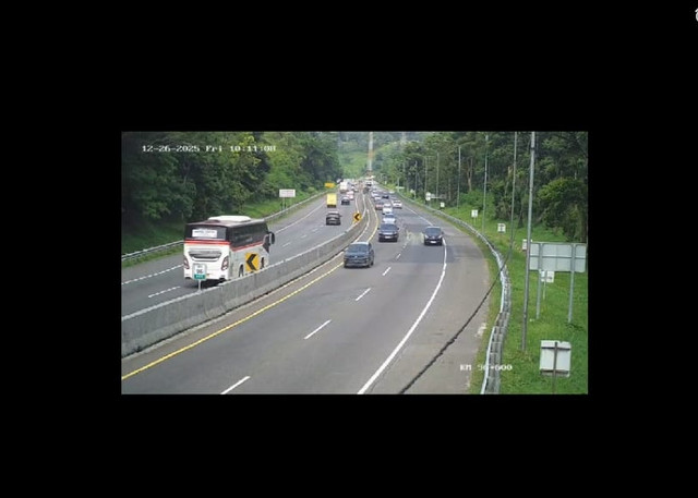 Kondisi lalin Tol Cipularang saat libur natal pada Kamis (26/12/2025). Foto: Dok. CCTV Travoy Jasa Marga