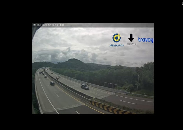 Kondisi lalin Tol Cipularang saat libur natal pada Kamis (26/12/2025). Foto: Dok. CCTV Travoy Jasa Marga