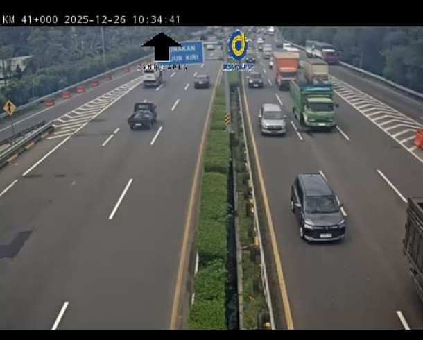 Lalin Tol JORR menuju Cikampek-Rorotan padat karena ada kecelakaan truk. Foto: Dok. CCTV Travoy Jasa Marga