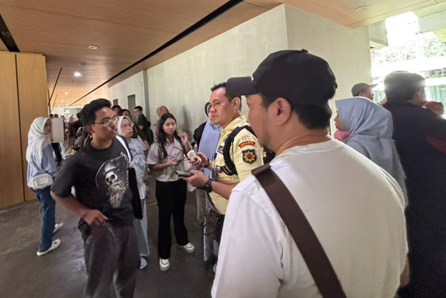 Antrean waiting list Planetarium Taman Ismail Marzuki, Jakarta Pusat, Jumat (26/12).  Foto: Amira Nada Fauziyyah/kumparan