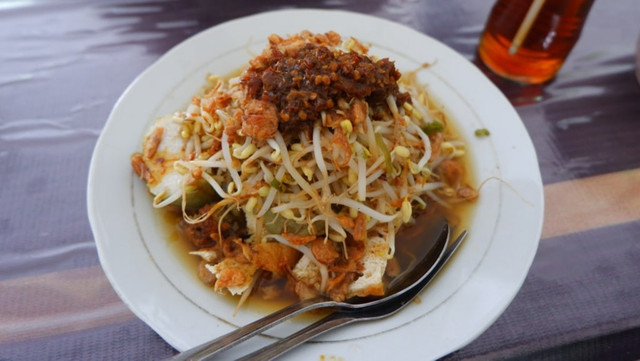 Ilustrasi Lontong Balap. Foto: Shutterstock/Tridrian