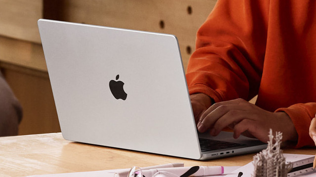 MacBook Pro 14 inci dengan chip M5. Foto: Apple