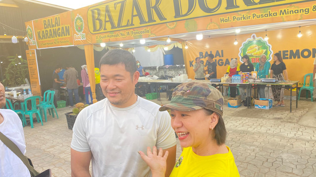 Owner Buah BK, Edy Hartono (kiri) dan Yenna Wiguna (kanan). Foto: Alycia Tracy Nabila/Hi!Pontianak