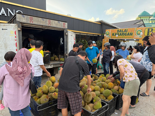 Warga datang menyerbu buah durian di Jalan Gusti Hamzah No. 18, Pontianak. Foto: Alycia Tracy Nabila/Hi!Pontianak