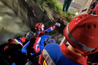 Petugas Damkar mengevakuasi sebuah bajaj tercebur ke kali di Pademangan, Jakarta Utara pada Rabu (24/12). Foto: Dok. Humas Jakfire