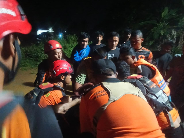 Petugas SAR mengevakuasi korban banjir di Kabupaten Bireuen Kamis malam (25/12/2025) pukul 23.55 WIB. Dok. Basarnas Banda Aceh
