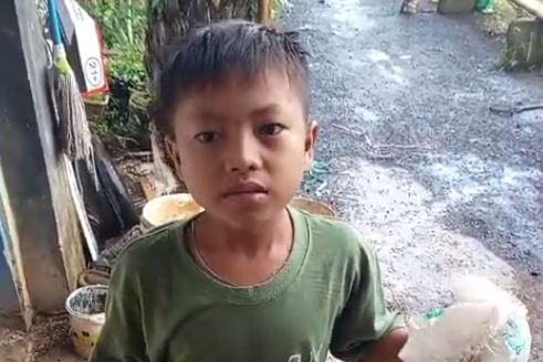 Dika (11), bocah di Bandung yang hobi cari ular untuk tambahan uang jajan.  Foto: Dok. Moel