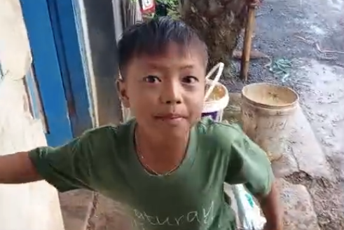 Dika (11), bocah di Bandung yang hobi cari ular untuk tambahan uang jajan.  Foto: Dok. Moel