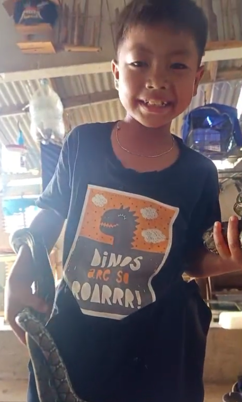 Dika (11), bocah di Bandung yang hobi cari ular untuk tambahan uang jajan.  Foto: Dok. Moel