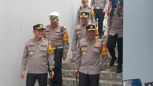 Kapolda Jabar Irjen. Pol. Dr. Rudi Setiawan pantau pengamanan liburan Nataru di Puncak, Bogor. Foto: Dok. kumparan