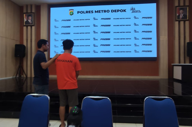 Polres Depok menangkap pengirim email berisi ancaman bom ke 10 sekolah di Depok.