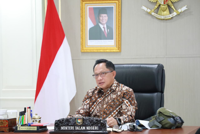 Mendagri Tito Karnavian dalam Rapat Pembahasan Hasil Perbaikan Usulan RKAT Unsri Tahun 2026 dari Jakarta, Jumat (26/12/2025). Foto: Dok. Kemendagri