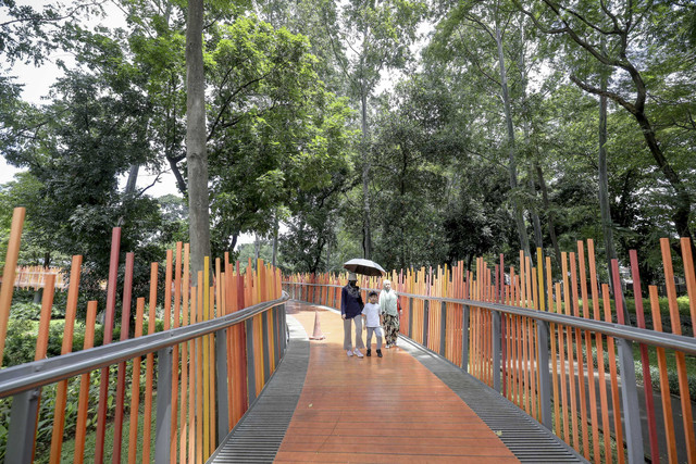 Sejumlah pengunjung berwisata saat libur natal di Tebet Eco Park, Jakarta, Jumat (26/12/2025). Foto: Jamal Ramadhan/kumparan