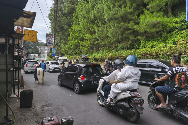 Suasana arus lalu lintas saat libur Natal di Jalan Dago Bandung, Jawa Barat, Jumat (26/12/2025). Foto: Linda Lestari/kumparan