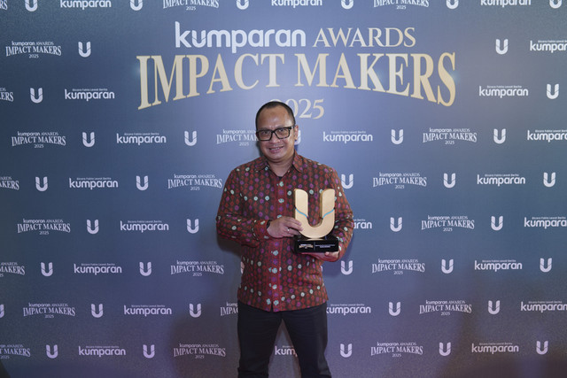 Telkom Indonesia menerima penghargaan pada kumparan Awards Impact Makers 2025 di Hotel Indonesia Kempinski, Jakarta, Kamis (17/12/2025). Foto: Dok. kumparan