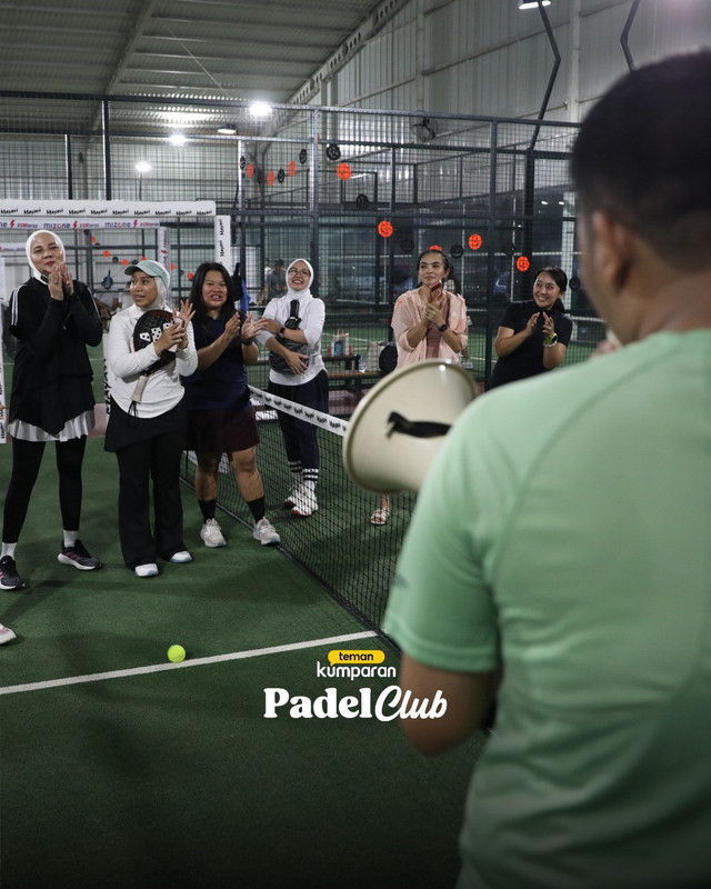 Pemain Padel bermain di Padel Arena Jakarta pada Rabu (29/10). Foto: kumparan