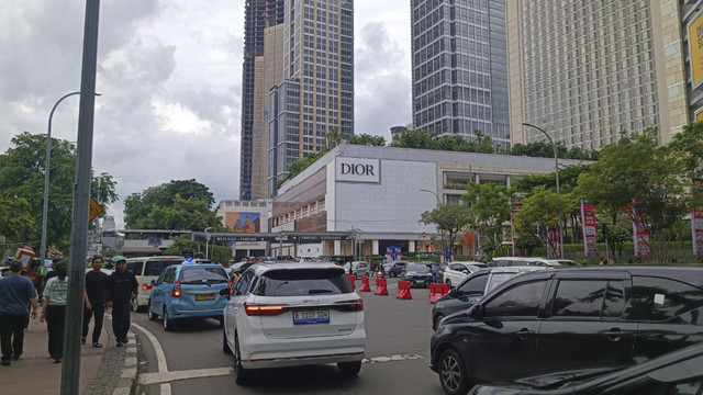 Kepadatan lalu lintas menuju bundaran HI, Jakarta Pusat, Jumat (26/12/2025). Foto: Zamachsyari/kumparan