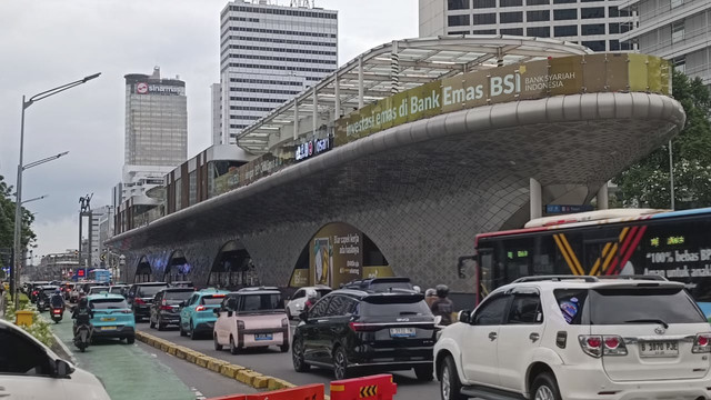 Kepadatan lalu lintas menuju bundaran HI, Jakarta Pusat, Jumat (26/12/2025). Foto: Zamachsyari/kumparan
