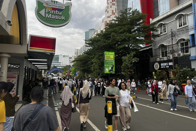 Suasana pengunjung saat berwisata pada libur Natal di Kawasan Blok M Square, Jakarta Selatan, Jumat (26/12/2025). Foto: Rayyan Farhansyah/kumparan