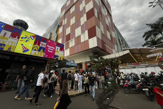 Suasana pengunjung saat berwisata pada libur Natal di Kawasan Blok M Square, Jakarta Selatan, Jumat (26/12/2025). Foto: Rayyan Farhansyah/kumparan