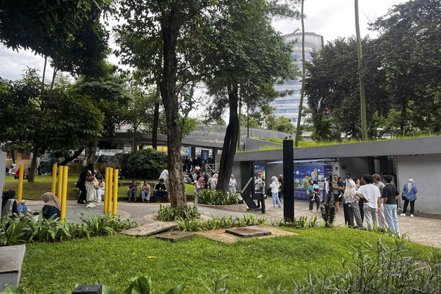 Suasana pengunjung saat berwisata pada libur Natal di Taman Literasi, Blok M, Jakarta Selatan, Jumat (26/12/2025). Foto: Rayyan Farhansyah/kumparan