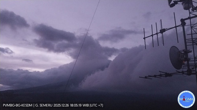 Gunung Semeru, Jawa Timur kembali erupsi pada Jumat (26/12/2025). Foto: Dok. PVMBG
