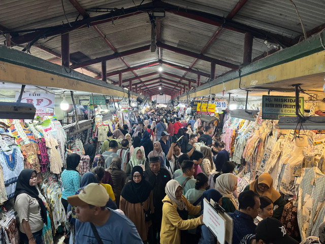 Wisatawan memenuhi Pasar Beringharjo Yogya saat libur Natal dan Tahun Baru. Foto: Pandangan Jogja/Gigih Imanadi Darma