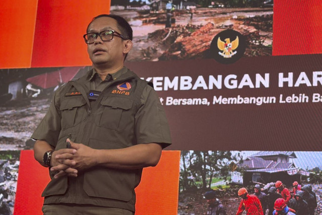 Kepala Pusat Data Informasi dan Komunikasi Kebencanaan BNPB Abdul Muhari dalam konferensi pers di Graha BNPB, Jakarta Timur, Jumat (26/12/2025). Foto: Amira Nada Fauziyyah/kumparan